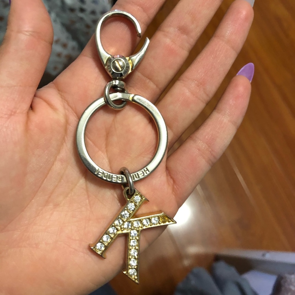 Henri bendel K keychain